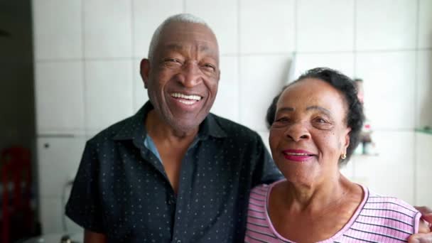 Fröhliches Schwarzes Seniorenpaar Posiert Für Ein Porträt Nahaufnahme Von Mann — Stockvideo
