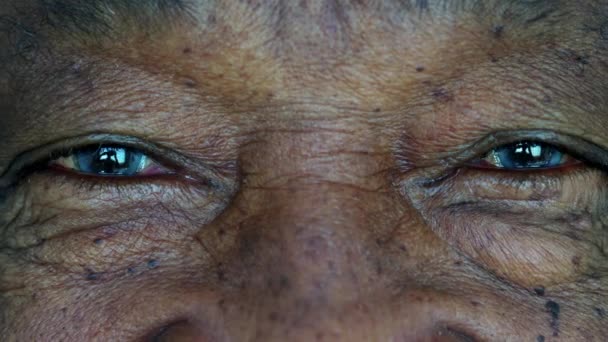 Восхищенный Пожилой Чернокожий Морщинами Улыбающийся Камеру Детали Лица Крупным Планом — стоковое видео
