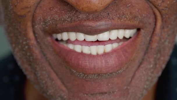 Ένας Χαρούμενος Ηλικιωμένος Αφροαμερικάνος Κλείνει Στόμα Και Χαμογελάει Λευκά Δόντια — Αρχείο Βίντεο