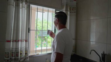 Mutfak Penceresinde Kahvesini yudumlayan Orta Yaşlı Adam 'ın Sabah Düşüncesi, Yerel Günlük Ayin