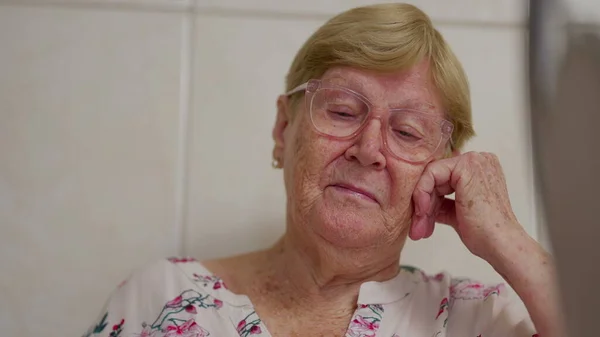 Pensiunan Wanita Tua Yang Sudah Dewasa Rumah Dengan Cerminan Yang — Stok Foto