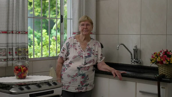 Porträtt Äldre Kvinna Som Står Köket Vid Fönstret Äldre Tals — Stockfoto