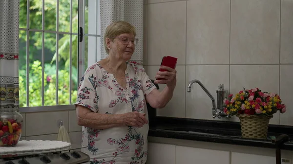 Anziana Anziana Anziana Pensione Utilizzando Telefono Scena Domestica Piedi Vicino — Foto Stock