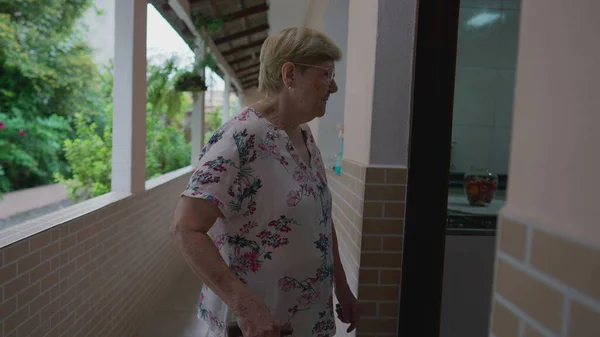 Ηλικιωμένη Ηλικιωμένη Κυρία Περπατά Στο Σπίτι Μπαστούνι Έννοια Των Ηλικιωμένων — Φωτογραφία Αρχείου