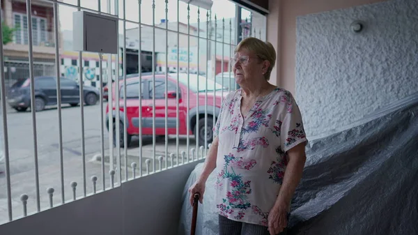 Pensive Elderly Woman Stand Home Parking Grid Met Uitzicht Stoep — Stockfoto