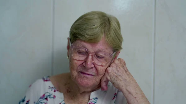 Mujer Anciana Pensativa Profunda Reflexión Mental Pensando Las Preocupaciones Dificultades — Foto de Stock