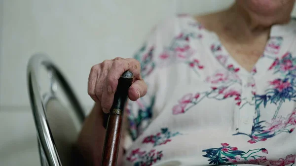 Одна Вдумчивая Белая Старшая Женщина Держась Трость Размышляя Воспоминаниях Жизни — стоковое фото