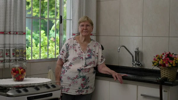 Ritratto Una Donna Anziana Piedi Cucina Vicino Alla Finestra Anziani — Foto Stock