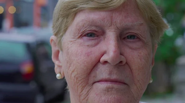 Yaşlı Kadının Yüzü Kameraya Tarafsız Bir Ifadeyle Bakıyor Yaşlı Kafkasyalı — Stok fotoğraf