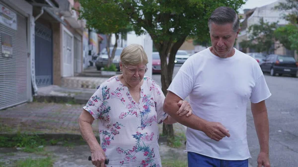 Hijo Adulto Ayudando Anciana Madre Caminar Acera Mujer Mayor Con —  Fotos de Stock