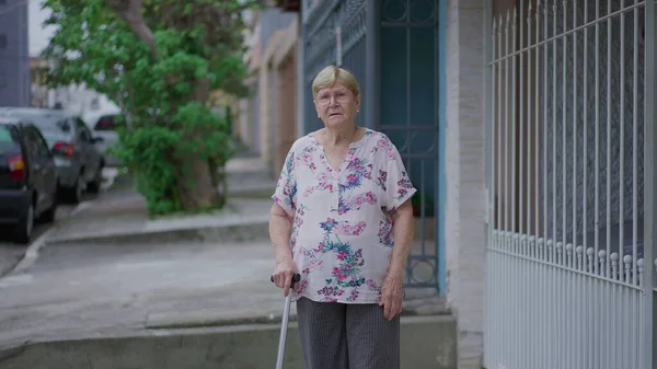 Portret Starszej Kobiety Stojącej Ulicy Trzymającej Laskę Patrzącej Kamerę Niepokojącym — Zdjęcie stockowe