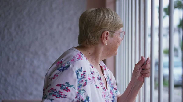 Starsza Kobieta Patrząca Sąsiedztwo Bramą Domu Osoba Podeszłym Wieku Latach — Zdjęcie stockowe