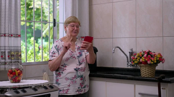 Mulher Sênior Falando Com Membro Família Vídeo Enquanto Segurando Telefone — Fotografia de Stock