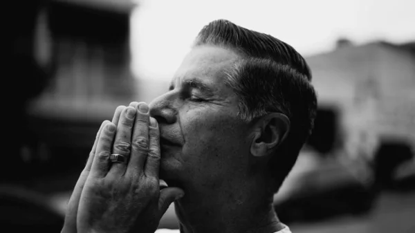 Θρησκευτικός Senior Man Contemplation Μάτια Κλειστά Στην Προσευχή Εκφράζοντας Ευγνωμοσύνη — Φωτογραφία Αρχείου