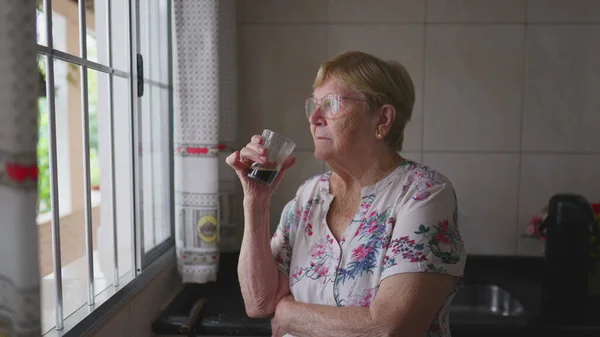 Die Rüstige Seniorin Trinkt Kaffee Der Küche Ein Kaukasischer Älterer — Stockfoto