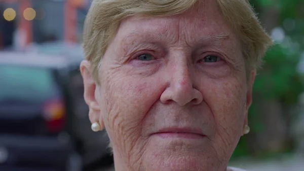 Wajah Wanita Senior Menatap Kamera Dengan Ekspresi Netral Macro Close — Stok Foto