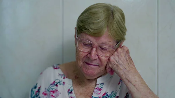 Страстная Пожилая Женщина Глубоких Мысленных Размышлениях Проблемах Трудностях Жизни Старости — стоковое фото