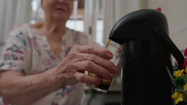 Starsza Kobieta Wciskająca Termos Szklanej Filiżanki Kawy Południowoamerykańska Starsza Osoba — Zdjęcie stockowe