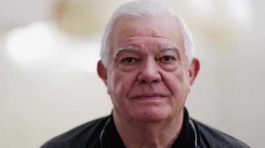 Kameraya, Tarafsız İfadeye Bakan Gri Saçlı Yaşlı Beyaz Adam 'ın Yakın Çekimi