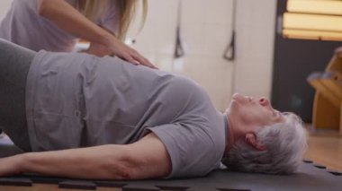 Pilates Egzersizinde Yaşlı Kadın 'a Fizyoterapist Rehberi, Kıdemli Bayan Koç Yardımı ile Yer Çalışmaları Rutinine Girdi