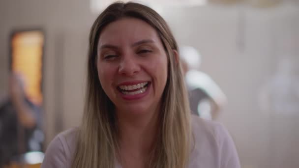 Szczęśliwa Kobieta Spontaniczny Śmiech Uśmiech Zbliżenie Twarz Kobiety Trzydziestce Patrząc — Wideo stockowe