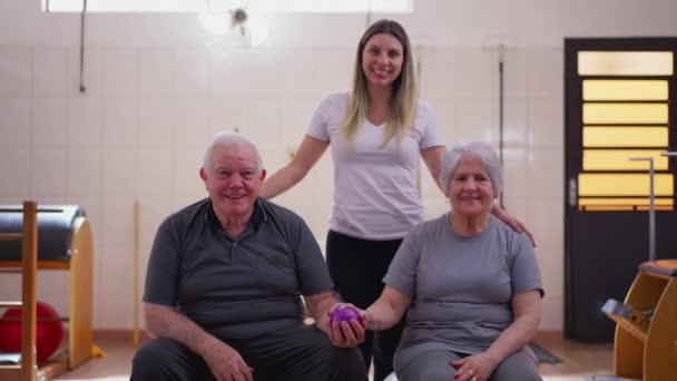 Pilates Stüdyosunda Kameraya Poz Veren Yaşlı Bir Çift Yanlarında Genç — Stok video