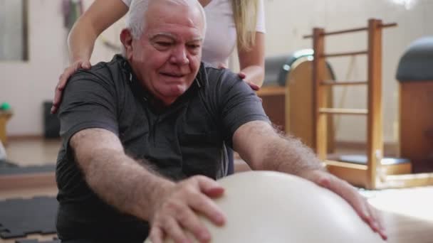 Yaşlı Insan Pilates Bayan Koçunun Yardımıyla Egzersiz Yapıyor Beyazların Kıdemli — Stok video