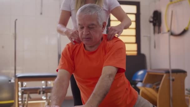 Homem Sênior Ganhando Flexibilidade Com Exercício Bola Guiado Pelo Instrutor — Vídeo de Stock