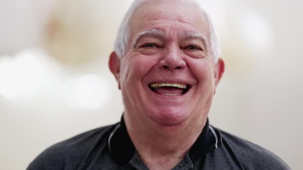 Lässiger Kaukasischer Senior Seinen Siebzigern Spontan Lachend Lächelndes Gesicht Großaufnahme — Stockvideo