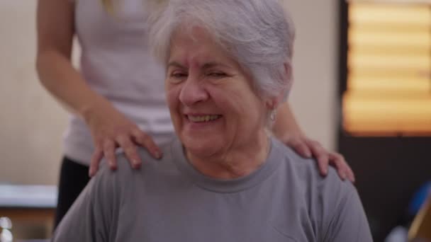 一个快乐的老年妇女在镜头前微笑的画像 白发老年女性的近视脸 — 图库视频影像