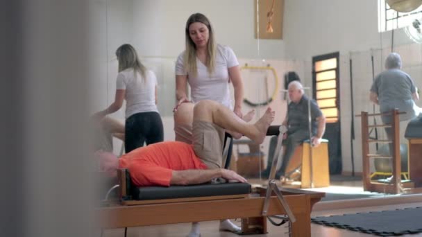 Fitness Instruktör Medhjälpare Seniorer Pilates Group Klass Förstärkning Och Rehabilitering — Stockvideo
