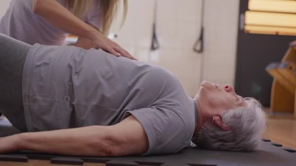 Fysiotherapeut Begeleiden Van Oudere Vrouw Pilates Oefening Senior Lady Betrokken — Stockvideo