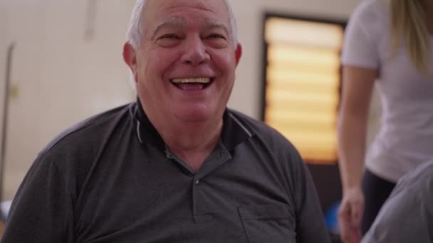 Porträt Eines Fröhlichen Älteren Mannes Großaufnahme Der Lächelt Und Lacht — Stockvideo