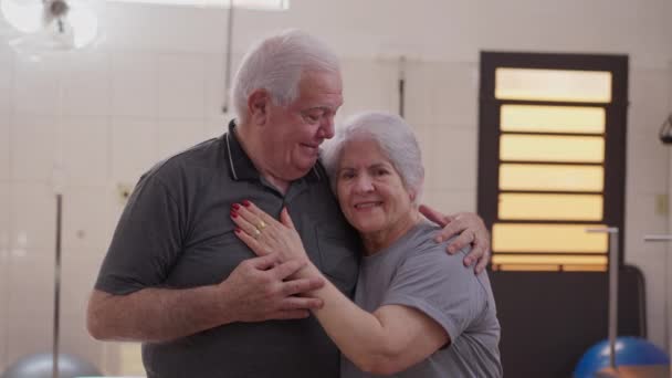 在普拉多工作室内进行高级夫妇互动和拥抱 老夫老妻70年代快乐正宗关系的画像 — 图库视频影像