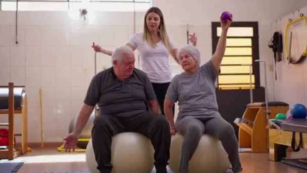 Ouderen Paar Vreugdevolle Training Pilates Balls Begeleid Door Vrouwelijke Instructeur — Stockvideo