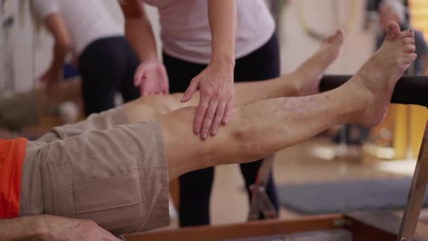 普拉多教练指导病人用机器加固腿 快乐的理疗师商业服务帮助人们获得更好的身体健康 — 图库视频影像