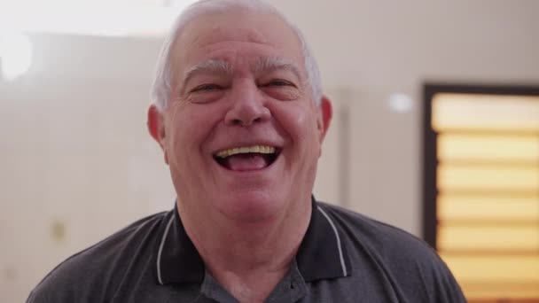 Joyful Senior Homem Rindo Voz Alta Close Rosto Retrato Feliz — Vídeo de Stock
