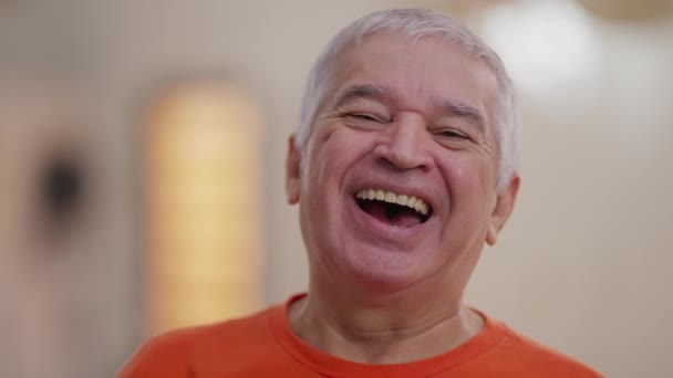 Portret Van Een Vrolijke Oudere Man Spontane Lach Glimlach Authentiek — Stockvideo