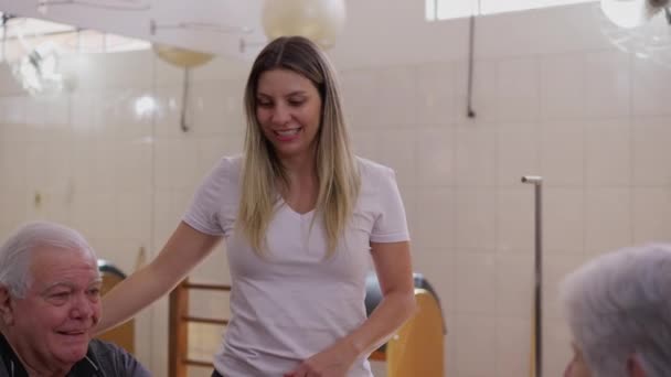 Pilates Edző Segít Idős Párnak Testmozgásban Közelkép Egy Női Fizioterapeuta — Stock videók