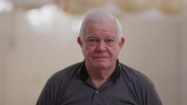 Tarafsız Bir Ifadeyle Kameraya Bakan Yaşlı Bir Adam Beyaz Saçlı — Stok video