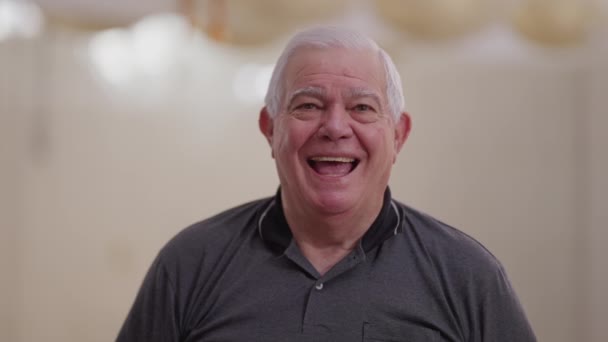 Šťastný Starší Muž Úsměvem Smíchem Nenucený Běloch Starší Muž Letech — Stock video