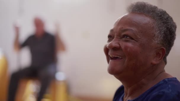 一个快乐的黑人老年妇女笑着 一个快乐的真实生活的笑和一个年长的老太太表达的快乐 — 图库视频影像
