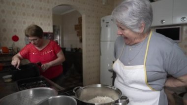 Yaşlı Kafkas Kadın Önlük Giyiyor, Aşçılık rutinine Hazırlanıyor, Yaşlı kadınlar öğle yemeği hazırlıyor, otantik ev hayatı sahnesi