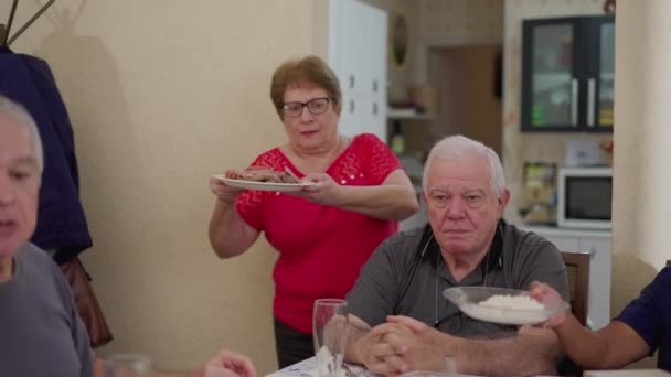 Oudere Vrouw Brengt Eten Voor Oudere Vrienden Reünie Tijdens Lunch — Stockvideo