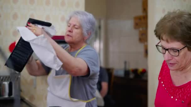 Twee Oudere Vrouwen Die Huishoudelijk Werk Doen Openhartige Authentieke Ouderen — Stockvideo