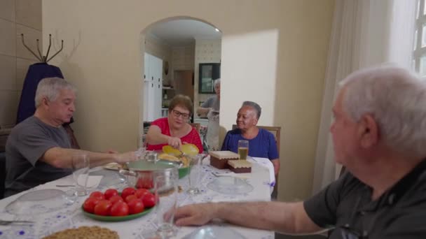 Vreugdevolle Senior Vrienden Vieren Aankomst Van Voedsel Ouderen Verzamelen Bij — Stockvideo
