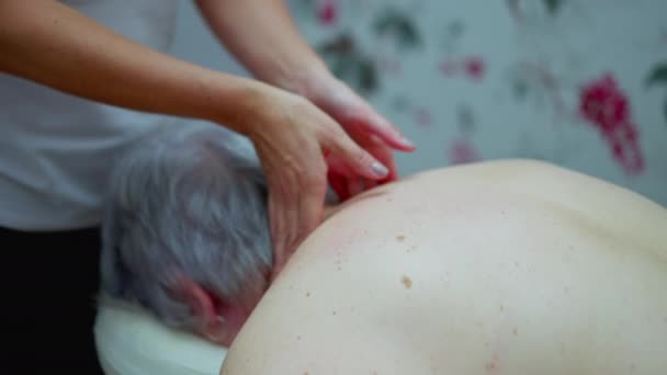 Close Handen Van Ontspannende Massage Door Vrouwelijke Masseuse Fysiotherapie Business — Stockvideo