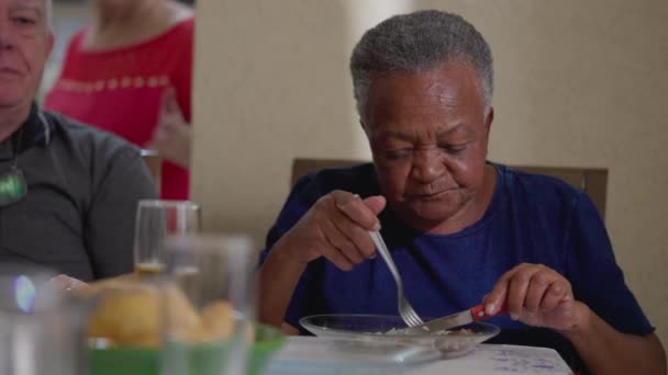 Mujer Mayor Sincera Almorzando Una Persona Mayor Brasileña Negra Come — Vídeos de Stock