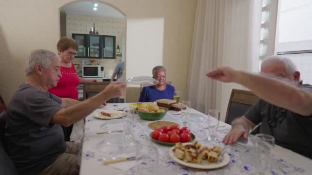 Старшие Друзья Собрались Обед Раздавали Тарелки Посуду Настоящие Честные Пожилые — стоковое видео