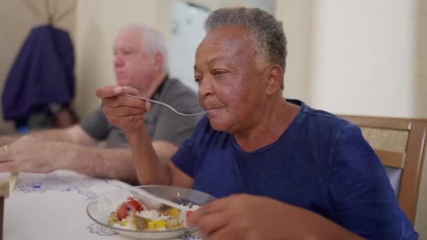 African American Ηλικιωμένη Γυναίκα Τρώει Μεσημεριανό Γεύμα Τους Φίλους Ποικίλη — Αρχείο Βίντεο